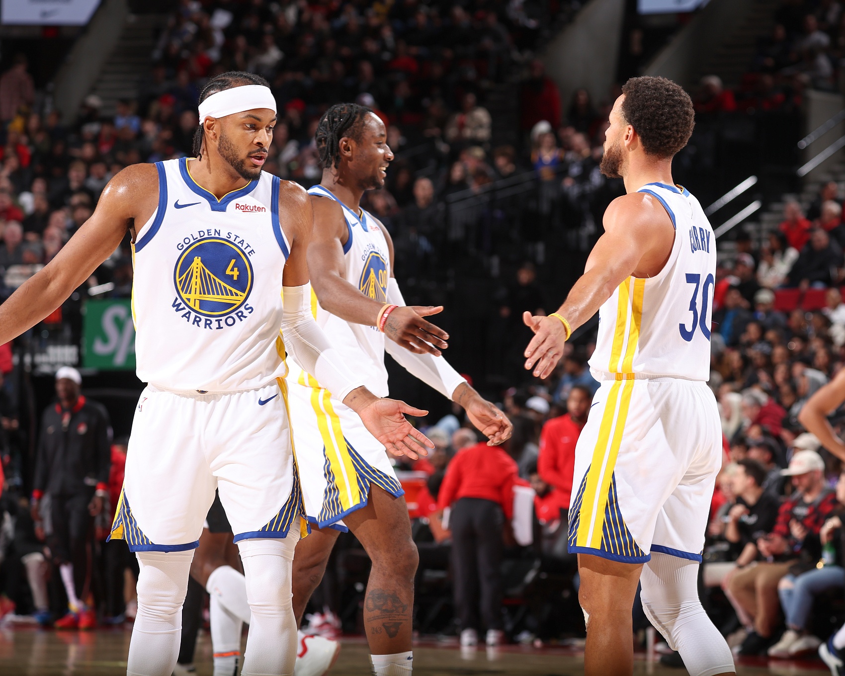 Crowns Sports-库里谈穆迪：他的三分非常有帮助 他不在乎命中率&amp;投篮没有压力