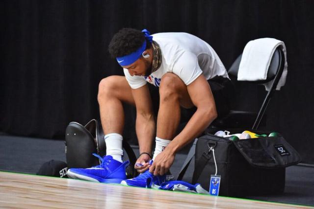 皇冠体育平台-西蒙斯消极训练被里弗斯赶走 揭幕战遭队内禁赛